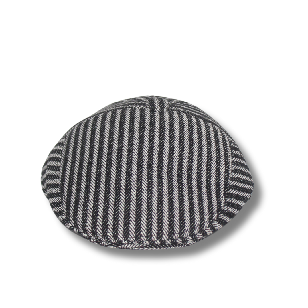 BLACK & WHITE STRIPED IVY WINTER CAP